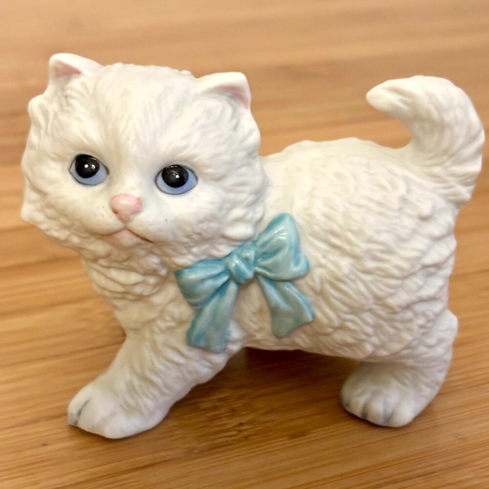Vintage 1980s HOMCO White Persian Cat Kitten Figurine w Blue Eyes & Bow